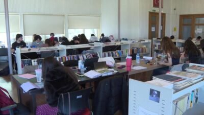 İzmir Büyükşehir Belediyesi’nin kentin farklı noktalarına yayılan kütüphaneleri her yaş