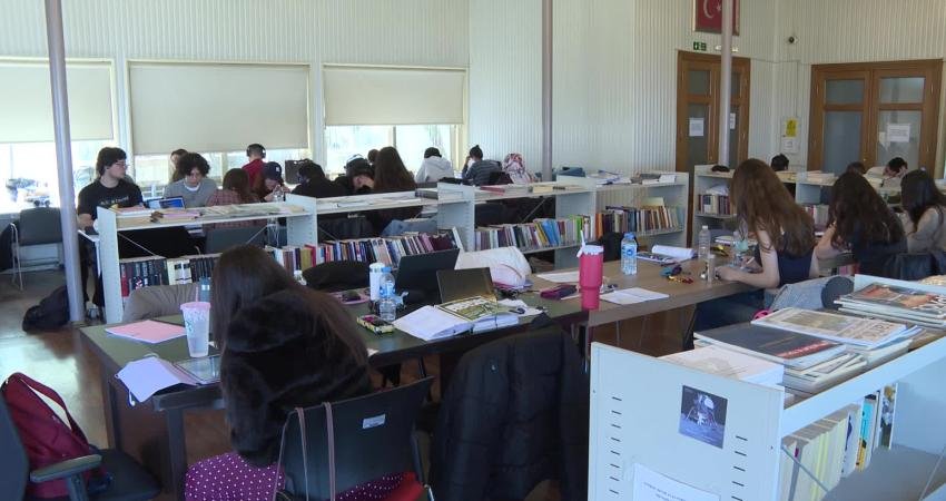 İzmir Büyükşehir Belediyesi’nin kentin farklı noktalarına yayılan kütüphaneleri her yaş