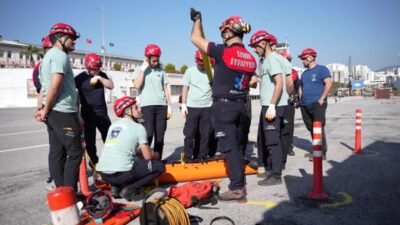 Gece dumanında saniyelerle yarıştılar, hayat kurtaran refleksler kazandılar. İzmir İtfaiyesi’nin