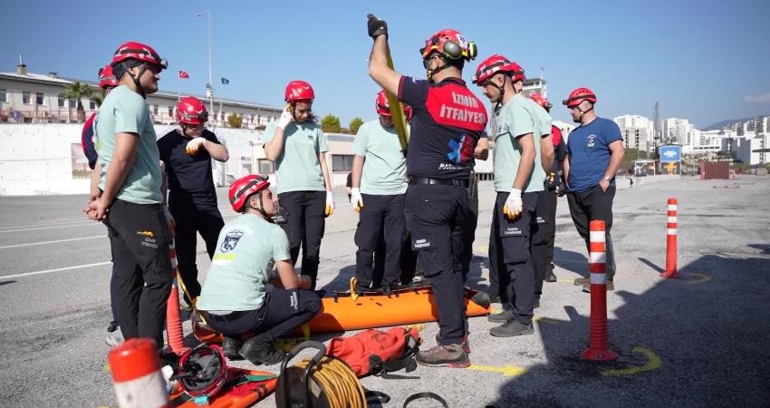 Gece dumanında saniyelerle yarıştılar, hayat kurtaran refleksler kazandılar. İzmir İtfaiyesi’nin