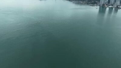 İzmir Büyükşehir Belediyesi’nin dron destekli rutin taramalarında, İzmir Körfezi’nde Karşıyaka