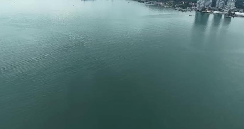 İzmir Büyükşehir Belediyesi’nin dron destekli rutin taramalarında, İzmir Körfezi’nde Karşıyaka