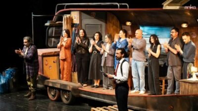 İzmir Şehir Tiyatroları, yeni oyunu ‘Halktan Biri’nin prömiyerini gerçekleştirdi. Sam