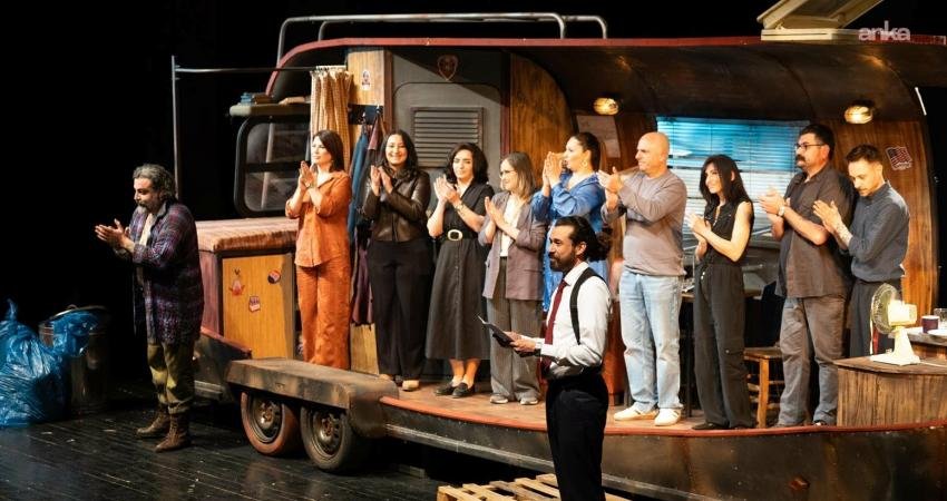 İzmir Şehir Tiyatroları, yeni oyunu ‘Halktan Biri’nin prömiyerini gerçekleştirdi. Sam