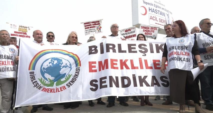 İzmir’de emeklilerden “ara zam” ve sağlıkta “katkı payı kaldırılsın” çağrısı Tepecik Eğitim ve Araştırma Hastanesi önünde toplanan Birleşik Emekliler Sendikası