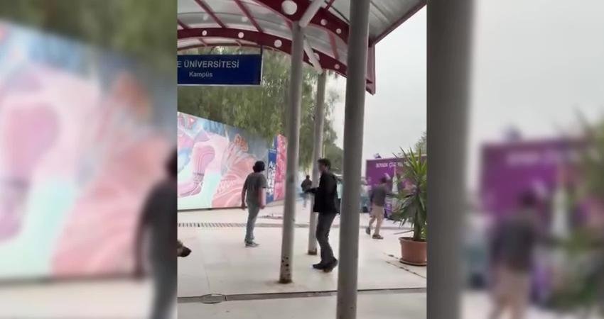 İzmir’de iki öğrenci grubu arasında çıkan kavgada, 2 öğrenci palayla yaralandı İzmir’de Ege Üniversitesi kampüsünde iki öğrenci grubu arasında çıkan kavgada,
