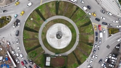 Yenilenen 9 Eylül Meydanı'nda, 4 bin metrekarelik alan yeşile büründü.