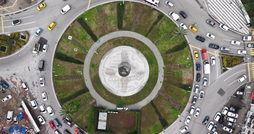 İzmir’in 9 Eylül Meydanı yenilendi Yenilenen 9 Eylül Meydanı'nda, 4 bin metrekarelik alan yeşile büründü.
