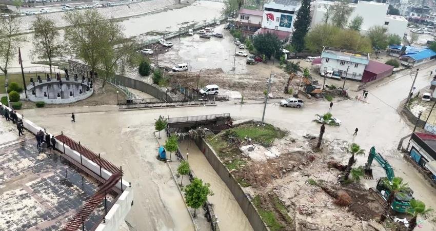 Kadirli’de selin ardından yurttaşlar tepkilerini dile getirdi: “Hiçbir şekilde önlem alınmadı” Osmaniye’nin Kadirli ilçesi sakinleri, 2 kişinin de hayatını kaybetmesine neden