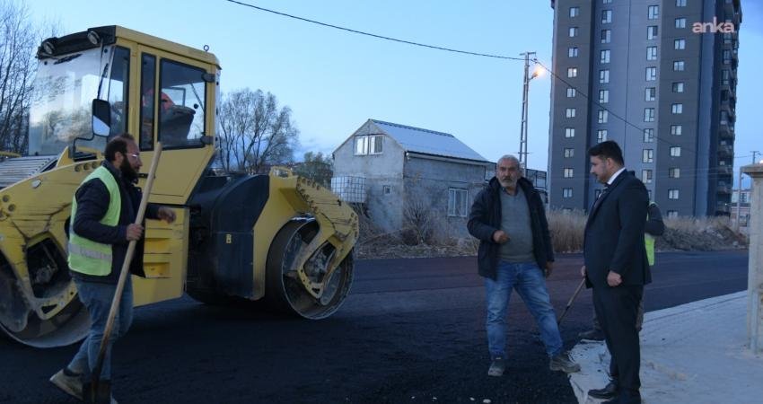 Kahramankazan Belediye Başkanı Çırpanoğlu, asfalt çalışmalarını yerinde inceledi Kahramankazan Belediye Başkanı Selim Çırpanoğlu, Yıldırım Beyazıt Ortaokulu ve 100. Yıl