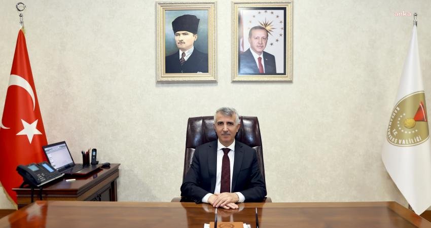 Kahramanmaraş Valisi Ünlüer: “4 kişi vefat etti, 20 yaralı var. Saldırgan da vefat etti” Kahramanmaraş Valisi Mükerrem Ünlüer, bir ortaokulda düzenlenen silahlı saldırıya ilişkin
