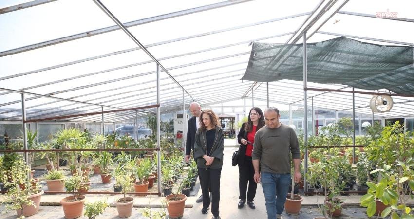 Karşıyaka Belediyesi, sürdürülebilirlik anlayışıyla ürettiği çiçek ve bitkilerle hem kenti