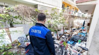 Karşıyaka Belediyesi, vatandaşların ihbarı üzerine Bostanlı Mahallesi’ndeki bir çöp eve