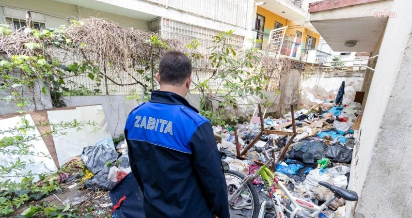 Karşıyaka Belediyesi, vatandaşların ihbarı üzerine Bostanlı Mahallesi’ndeki bir çöp eve