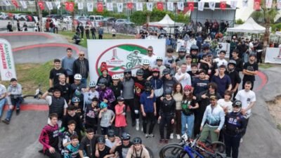 Karşıyaka Belediyesi’nin 60 sporseverin katılımıyla düzenlediği Karşıyaka Pump Track Yarışı’nda