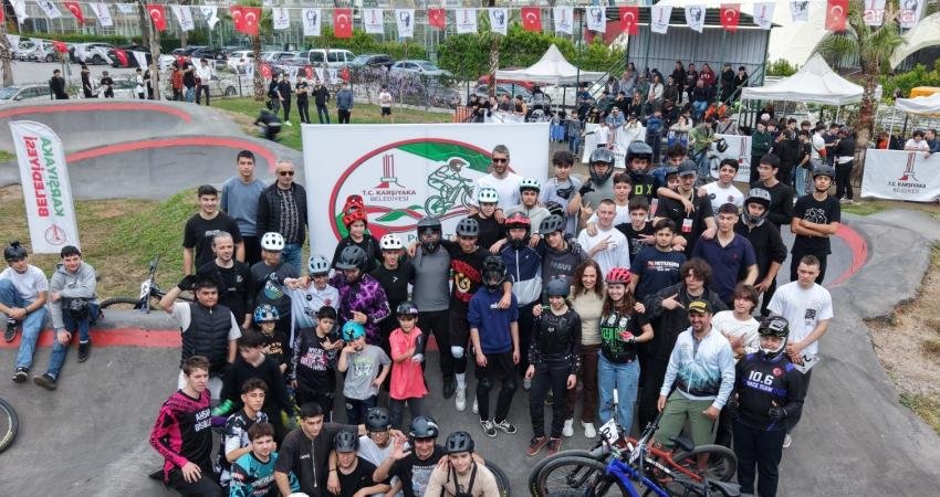 Karşıyaka Belediyesi’nin 60 sporseverin katılımıyla düzenlediği Karşıyaka Pump Track Yarışı’nda