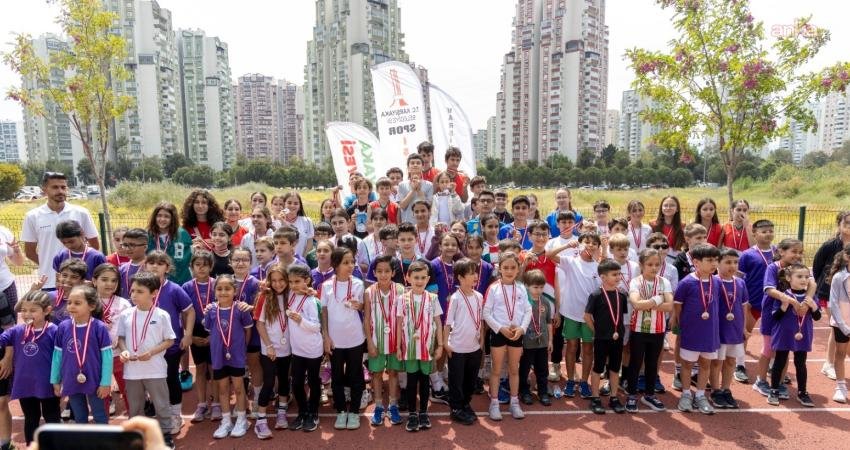 Karşıyaka Belediyesi tarafından 23 Nisan kutlamaları kapsamında düzenlenen Çocuk Atletizm