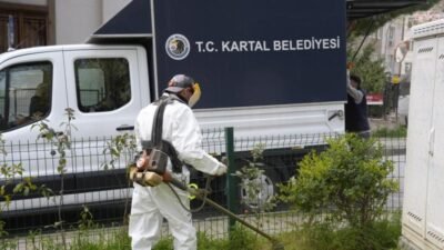 Kartal Belediyesi Temizlik İşleri Müdürlüğü ekipleri, yaz mevsiminin yaklaşmasıyla birlikte