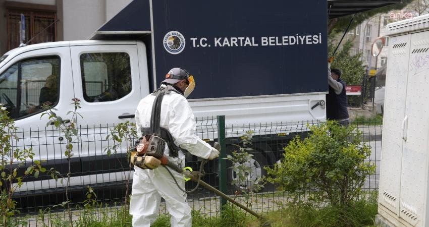 Kartal Belediyesi Temizlik İşleri Müdürlüğü ekipleri, yaz mevsiminin yaklaşmasıyla birlikte