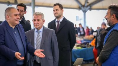 Keçiören Belediye Başkanı Mesut Özarslan, Bademlik Semt Pazarı’nı ziyaret ederek,