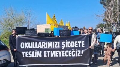 Artvin'in Kemalpaşa ilçesinde son günlerde okullarda yaşanan silahlı saldırılar protesto