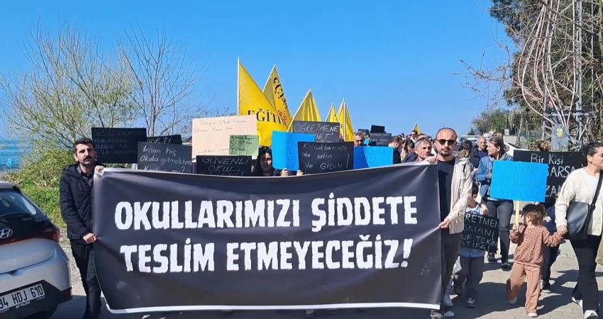 Artvin'in Kemalpaşa ilçesinde son günlerde okullarda yaşanan silahlı saldırılar protesto
