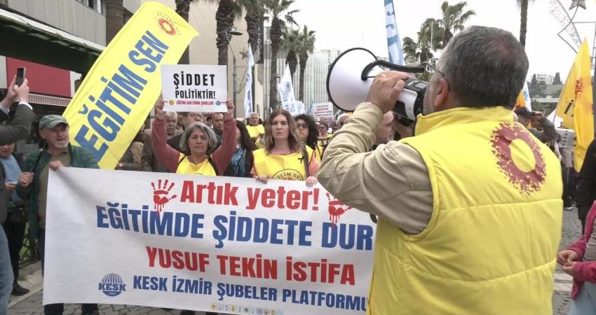 KESK İzmir Şubeler Platformu’ndan İl Milli Eğitim Müdürlüğü önünde protesto: Daha kaç öğretmen ve öğrencimizin hayatını kaybetmesi gerekiyor? KESK İzmir Şubeler Platformu, okullarda artan şiddet olaylarına dikkat çekmek