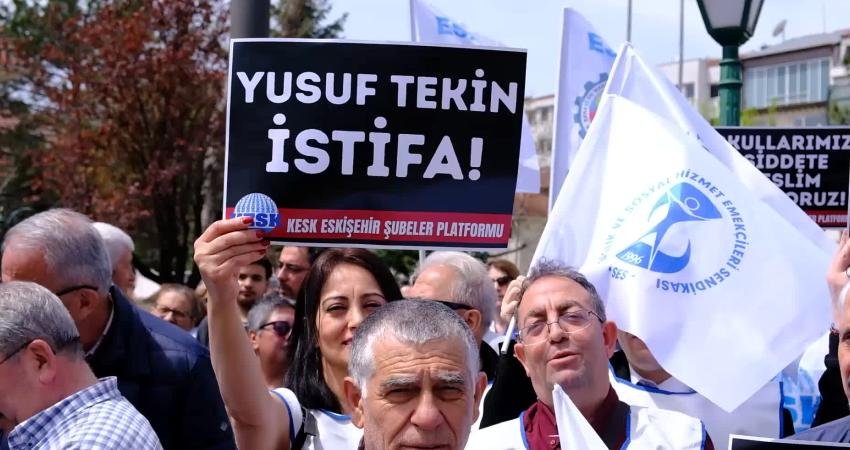 KESK üyelerinden Eskişehir’de okul saldırılarına protesto yürüyüşü: Sistem çürüyor, çürütüyor, çocuklarımızdan katil yaratılıyor KESK Eskişehir Şubeler Platformu üyeleri, Şanlıurfa ve Kahramanmaraş’taki okul saldırılarını
