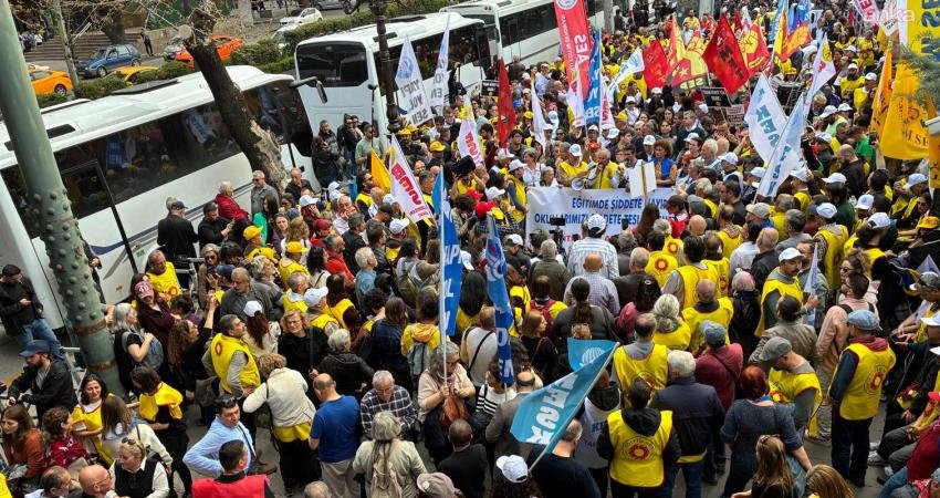 KESK ve Eğitim Sen’den MEB önünde çağrı: “Okulların güvenlikli hale getirilmesini istiyoruz, ortak talep budur” KESK ve Eğitim Sen, okullardaki saldırıları Milli Eğitim Bakanlığı önünde