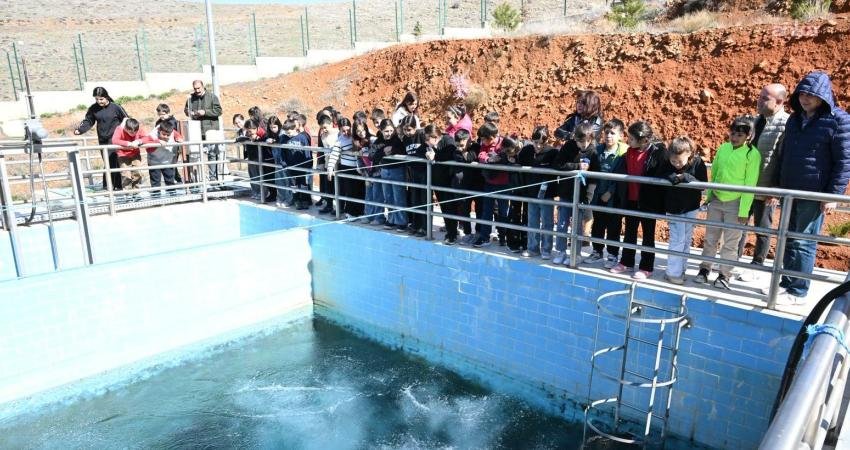 Kırşehir Belediyesi, su arıtma tesislerini öğrencilere tanıtıyor Kırşehir Belediyesi Su Arıtma Tesisi, ilkokul ve üniversite öğrencilerini ağırladı.