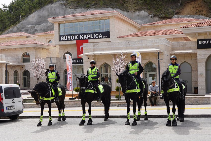 Ankara’nın doğasıyla öne çıkan ilçesi Kızılcahamam’da görev yapan atlı polis