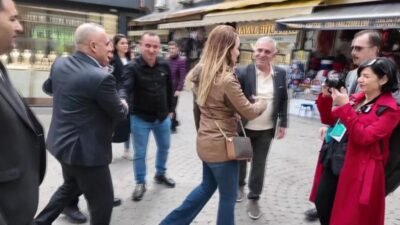 Konak Belediye Başkanı Nilüfer Çınarlı Mutlu, Kemeraltı Çarşısı’nda esnafla bir