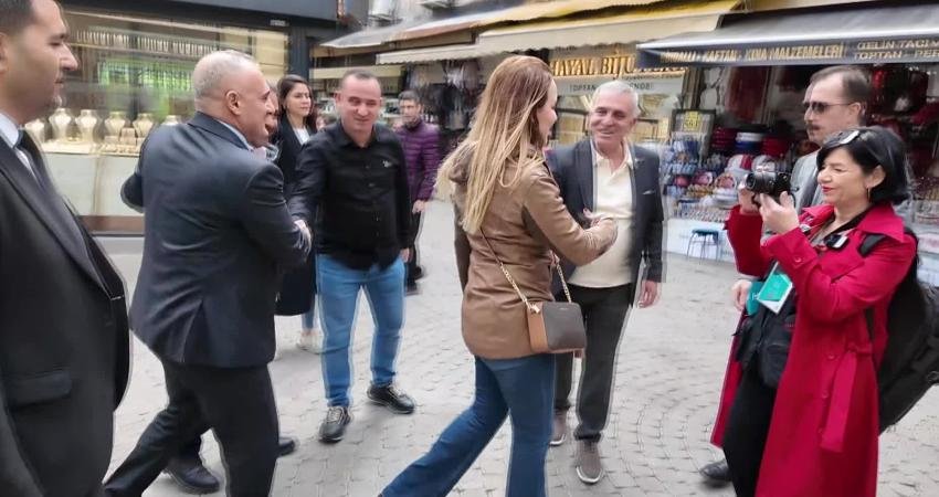 Konak Belediye Başkanı Nilüfer Çınarlı Mutlu, Kemeraltı Çarşısı’nda esnafla bir