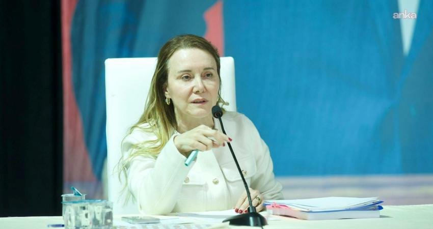 Konak Belediye Meclisi'nde konuşan Belediye Başkanı Nilüfer Çınarlı Mutlu, İzmir