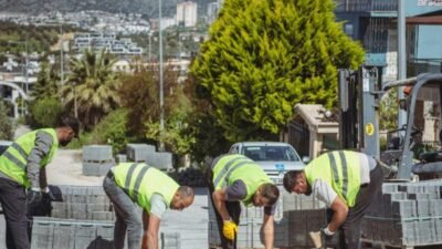 Kuşadası Belediyesi Fen İşleri Müdürlüğü ekipleri, kentin üstyapısını yenileme çalışmaları