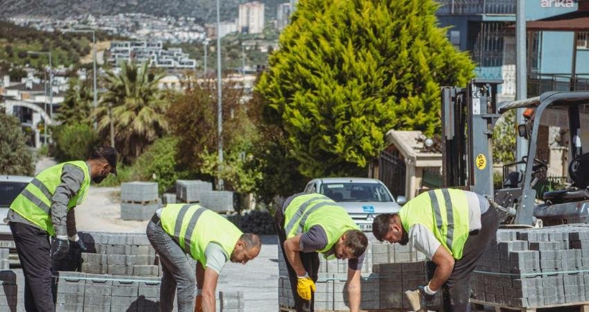 Kuşadası Belediyesi, yol yapım ve bakım çalışmalarına hız verdi Kuşadası Belediyesi Fen İşleri Müdürlüğü ekipleri, kentin üstyapısını yenileme çalışmaları