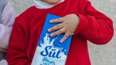 Kuşadası Belediyesi’nin "Kuşadası'nda çocuklar lıkır lıkır süt içiyor" sloganı ile başlattığı destek