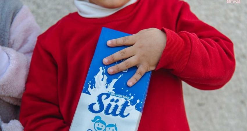 Kuşadası Belediyesi’nin "Kuşadası'nda çocuklar lıkır lıkır süt içiyor" sloganı ile başlattığı destek