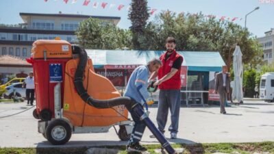 Kuşadası Belediyesi, yaz sezonunun yaklaşmasıyla sahil şeridinde bakım ve temizlik