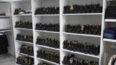 Kuşadası Belediyesi'nin ihtiyaç sahibi ailelerin çocuklarına ücretsiz giysi sağlamak amacıyla