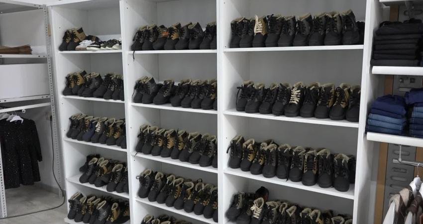 Kuşadası Belediyesi'nin ihtiyaç sahibi ailelerin çocuklarına ücretsiz giysi sağlamak amacıyla