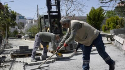 Kuşadası Belediyesi Fen İşleri Müdürlüğü ekipleri, turizm sezonu öncesinde Kadınlar Denizi