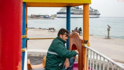 Kuşadası Belediyesi Park ve Bahçeler Müdürlüğü ekipleri, özellikle sahil bandında yer