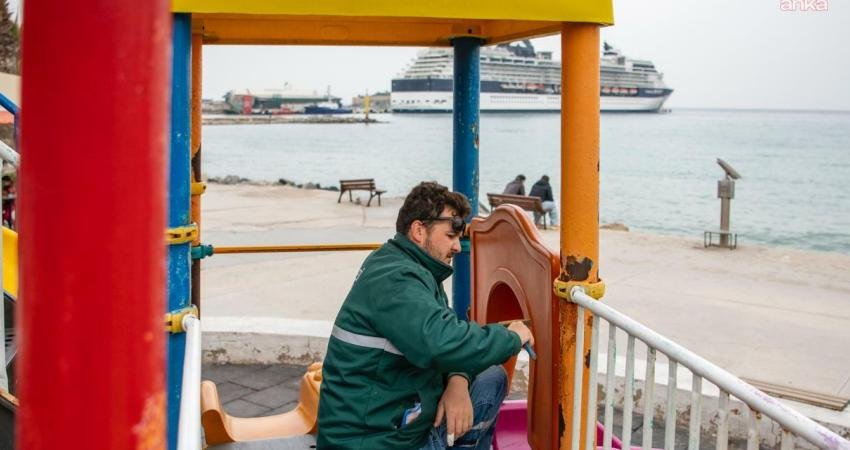 Kuşadası Belediyesi Park ve Bahçeler Müdürlüğü ekipleri, özellikle sahil bandında yer