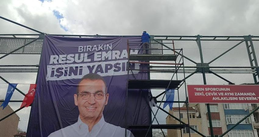 Kuştepe Spor Tesisi’nin açılışı için asılan “Bırakın Resul Emrah Şahan işini yapsın” pankartı kaldırılmak istendi İstanbul Büyükşehir Belediyesi (İBB) tarafından CHP Genel Başkanı Özgür Özel’in