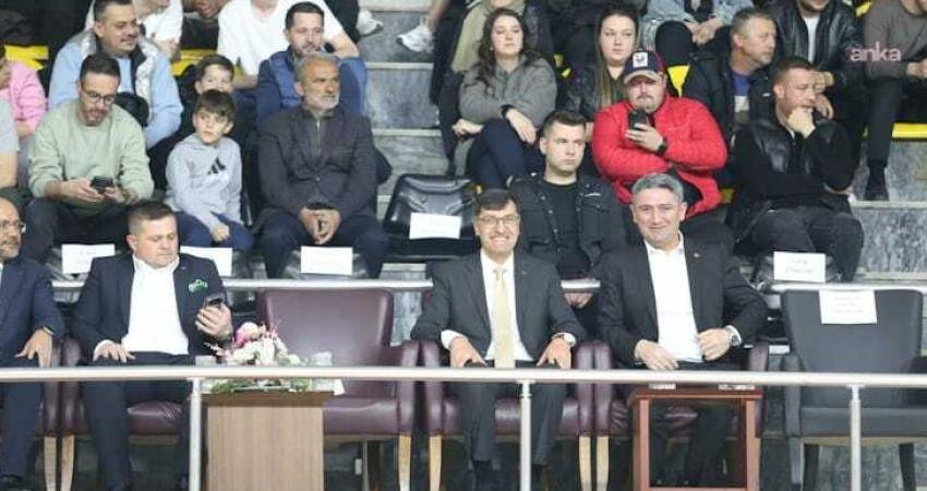 Kütahya Belediye Başkanı Kahveci’den Kütahya Belediyespor Erkek Basketbol Takımı’na destek Kütahya Belediye Başkanı Eyüp Kahveci, Türkiye Basketbol 2. Ligi Play-Off