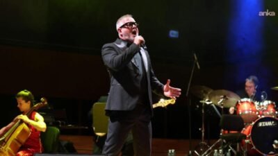 Ahmed Adnan Saygun Sanat Merkezi (AASSM) sahnesinde izleyiciyle buluşan ünlü