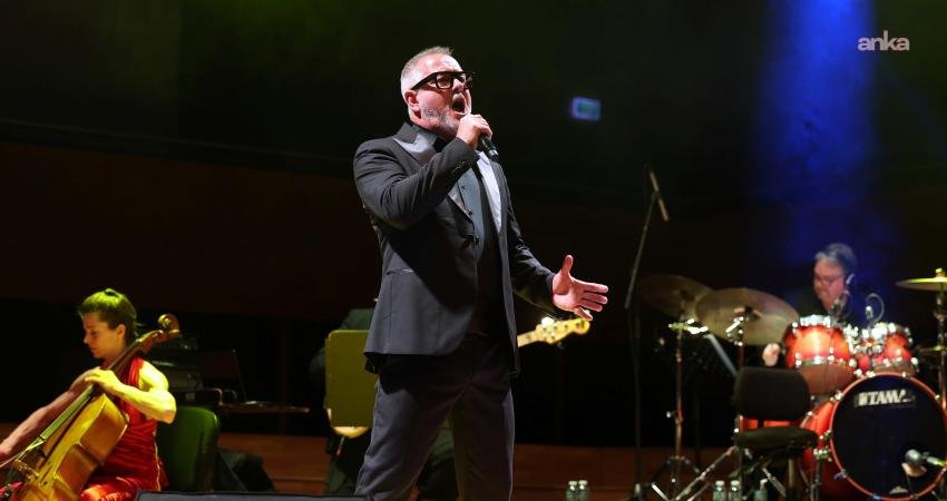 Ahmed Adnan Saygun Sanat Merkezi (AASSM) sahnesinde izleyiciyle buluşan ünlü