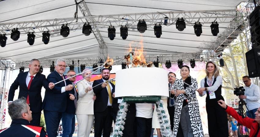 Lüleburgaz Belediyesi’nin 35. Uluslararası 23 Nisan Çocuk Şenliği başladı. Belediye