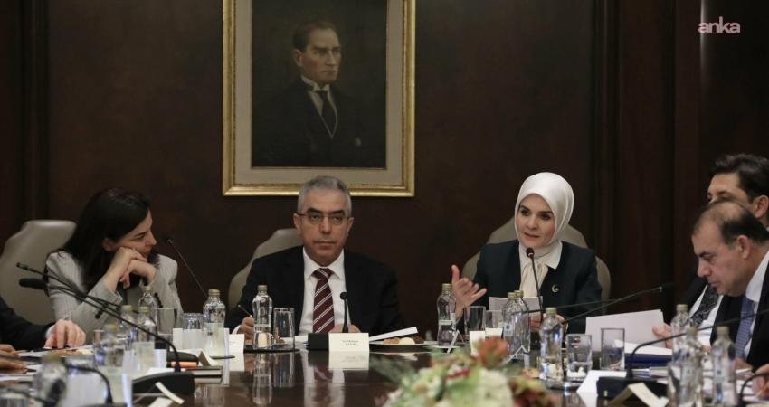 Mahinur Özdemir Göktaş: “Hedefimiz net; çocuklarımızın ve gençlerimizin risk alanlarıyla temasını en aza indirmek, daha güvenli bir gelecek inşa etmek” Aile ve Sosyal Hizmetler Bakanı Mahinur Özdemir Göktaş, "Cumhurbaşkanlığı Hukuk